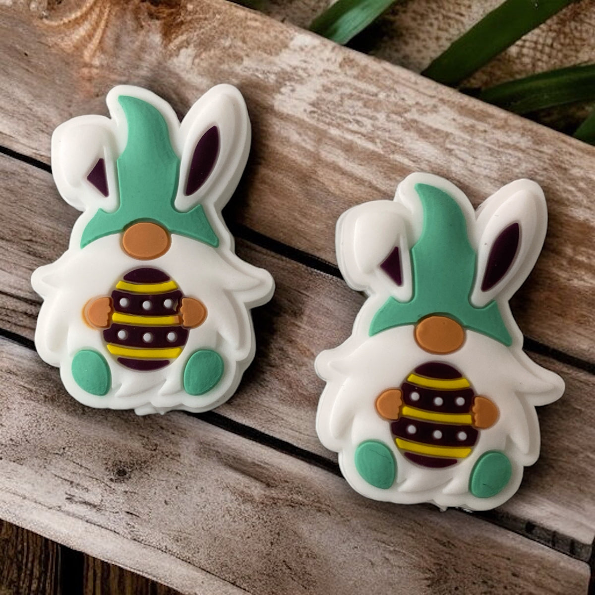 e584- “Easter Gnome" Silicone Focal Bead (1 Count)