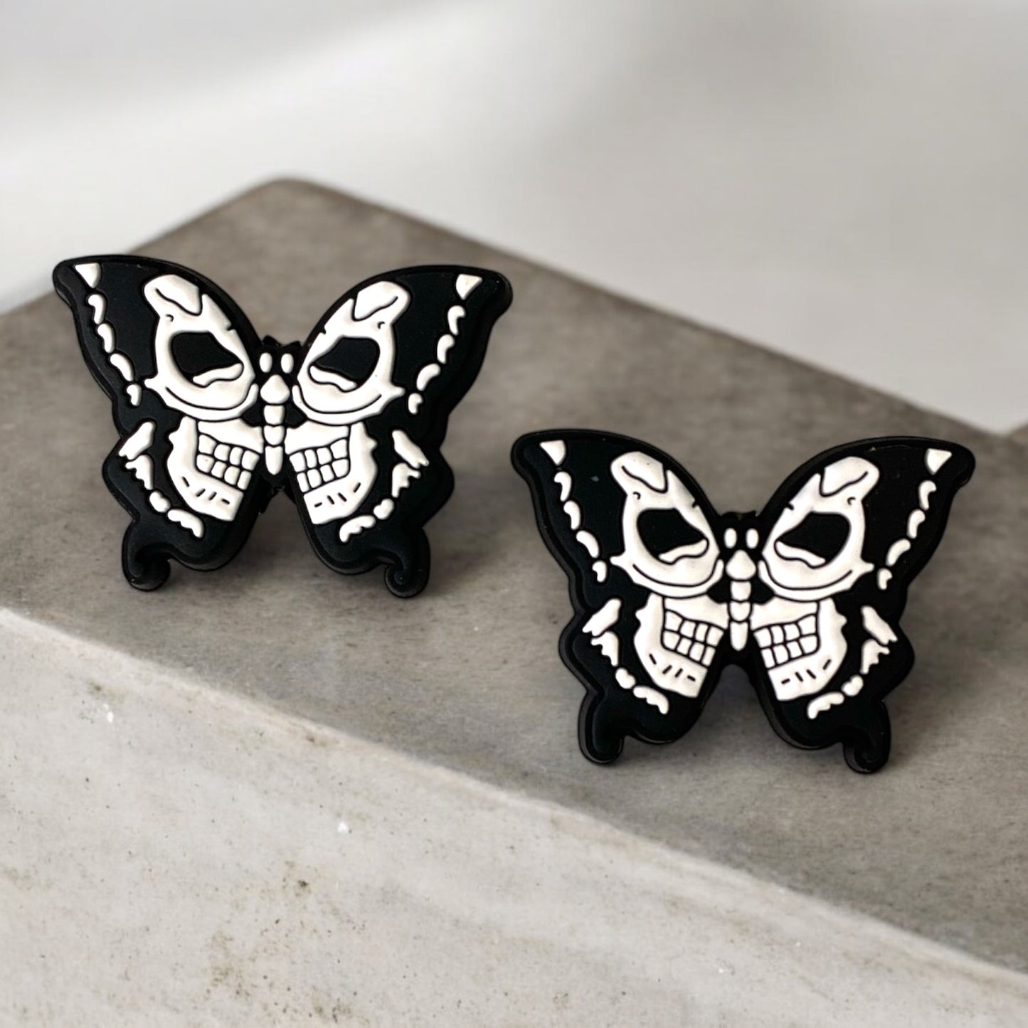 h883 - “Skull Butterfly ” Silicone Focal Bead (1 Count)
