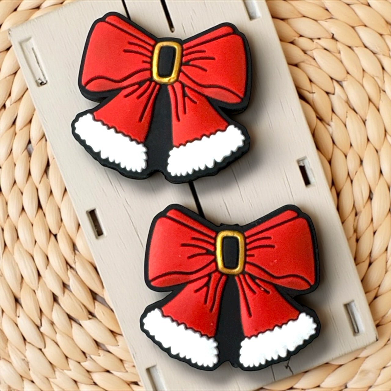 X63- "Santa Bow" Silicone Focal Bead