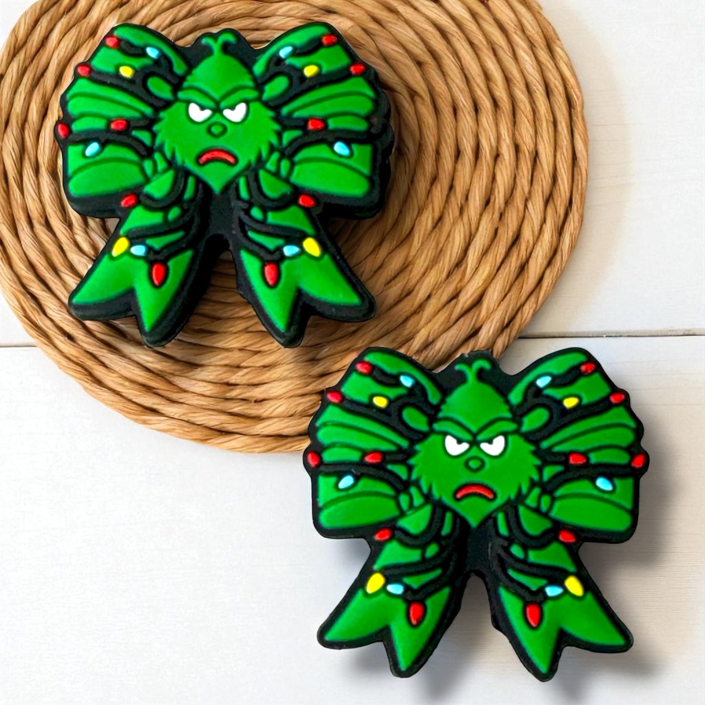 h927- "Grumpy Bow" Silicone Focal Bead