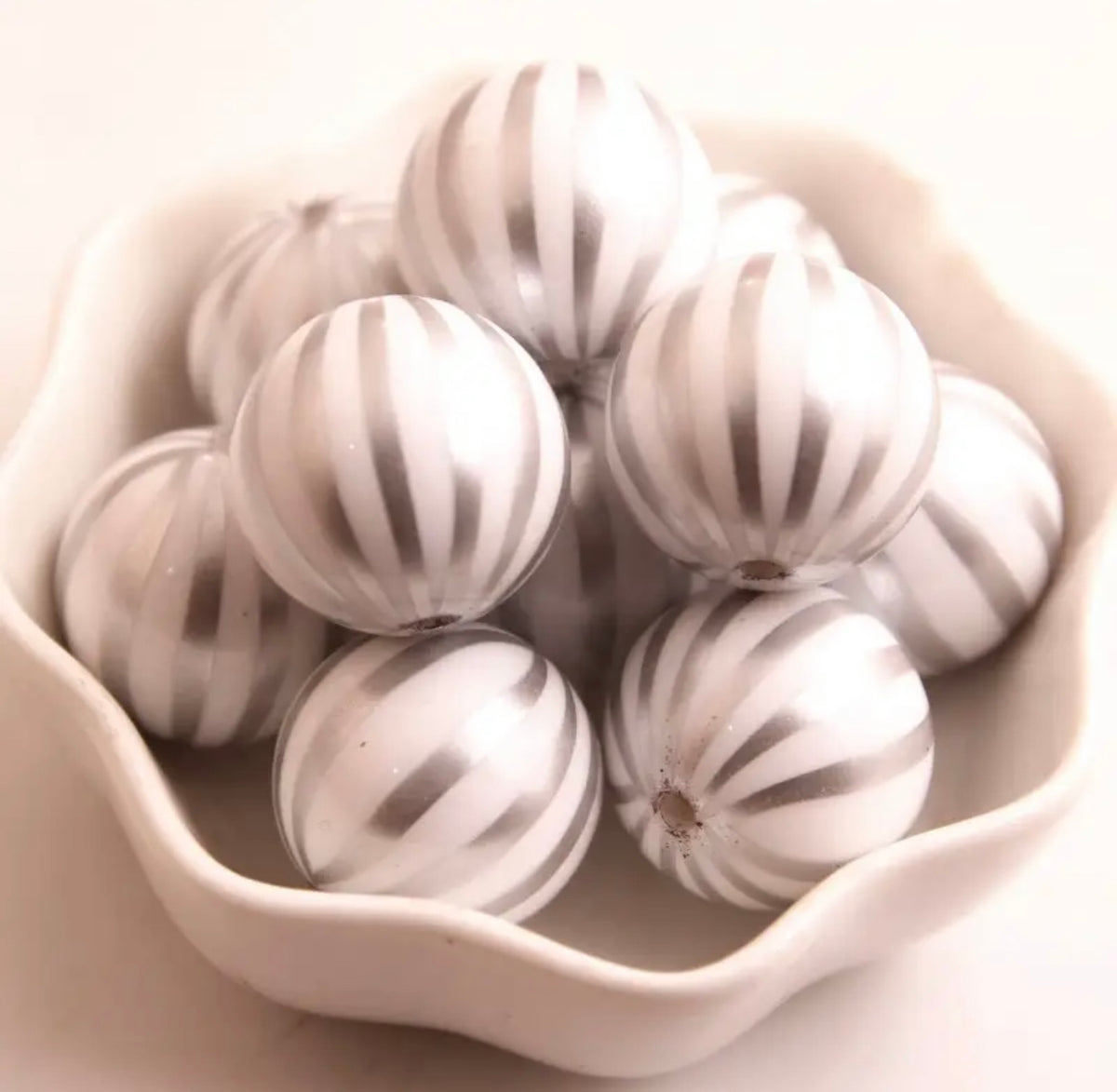 #922 - 20mm White/Silver  Acrylic Beads (1 Count)