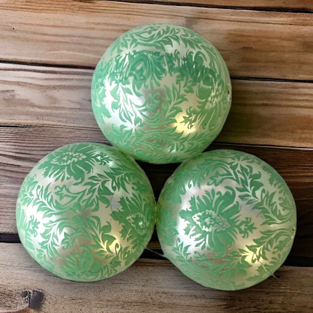 W342- 20mm Wintergreen Design Acrylic Bead