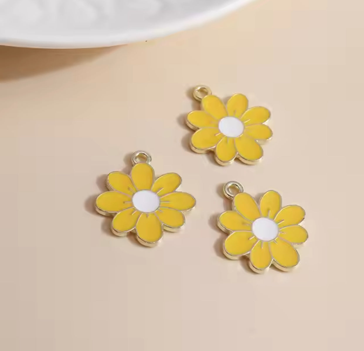 Q-A90- Yellow Daisy Charm (1 Count)