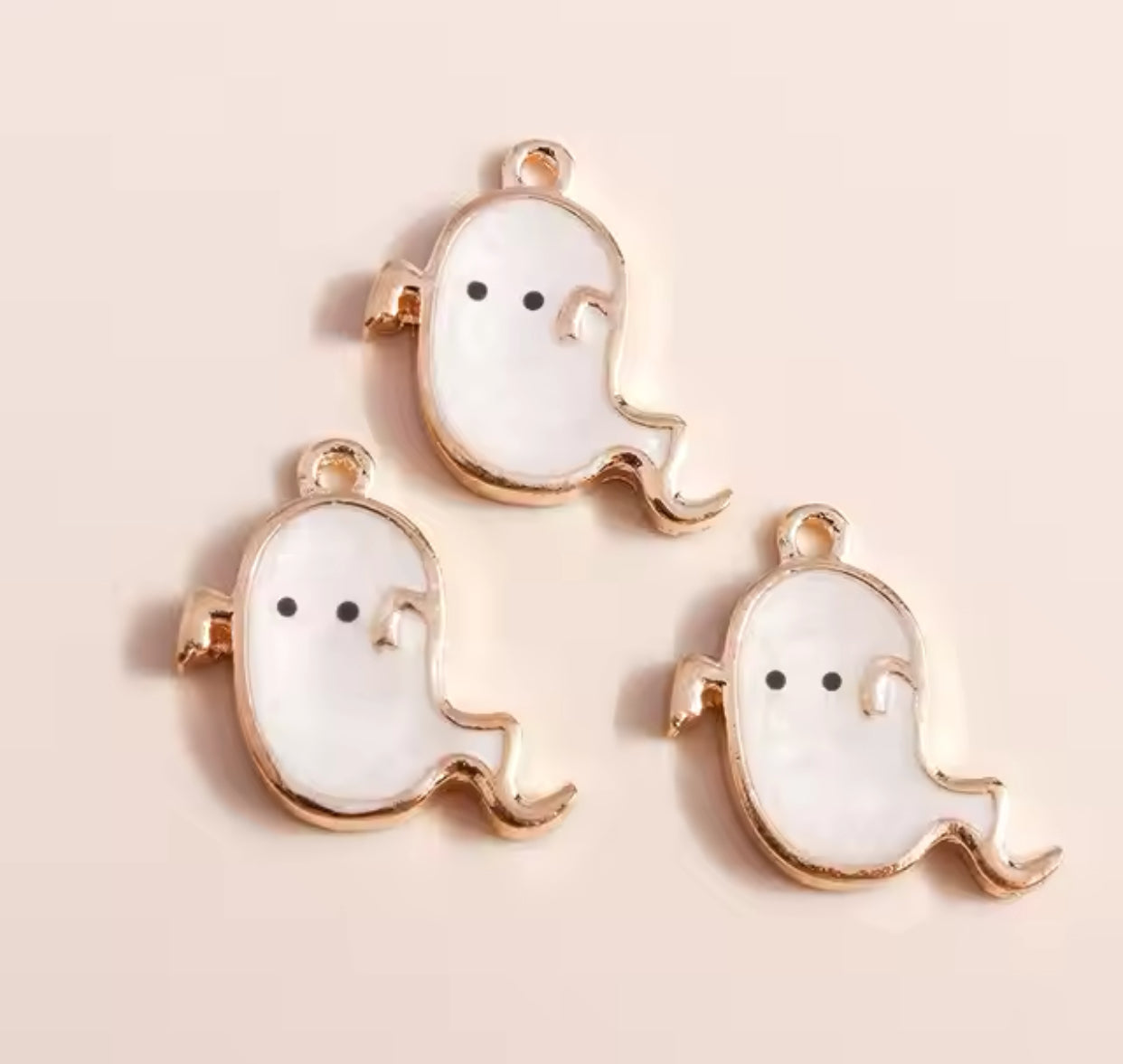 Q-A183- Ghost Charm (1 Count)