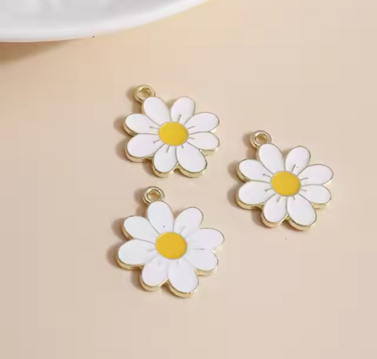 Q-A89- White Daisy Small Charm (1 Count)