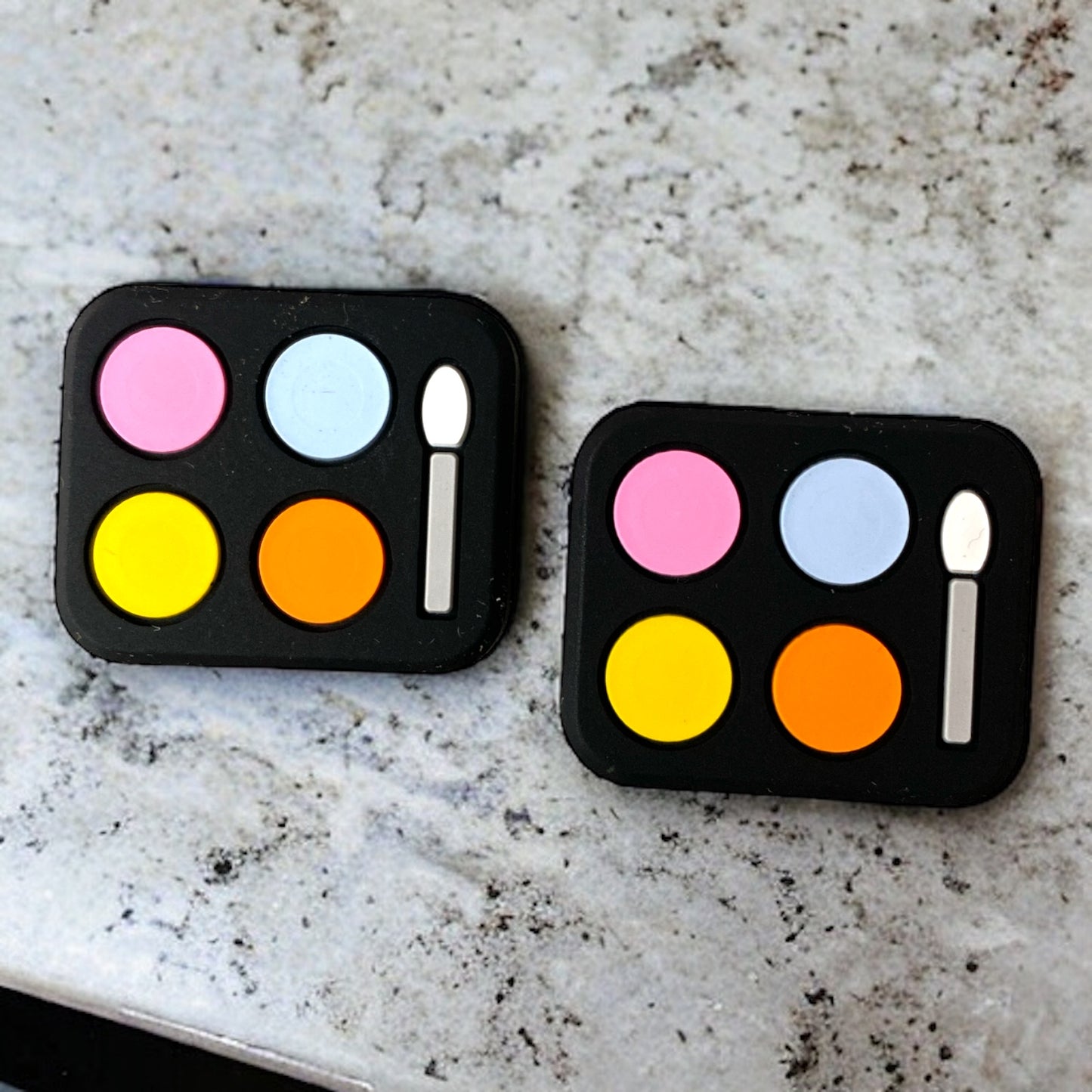 X195- “Makeup Pallet” Silicone (1 Count) Focal Bead