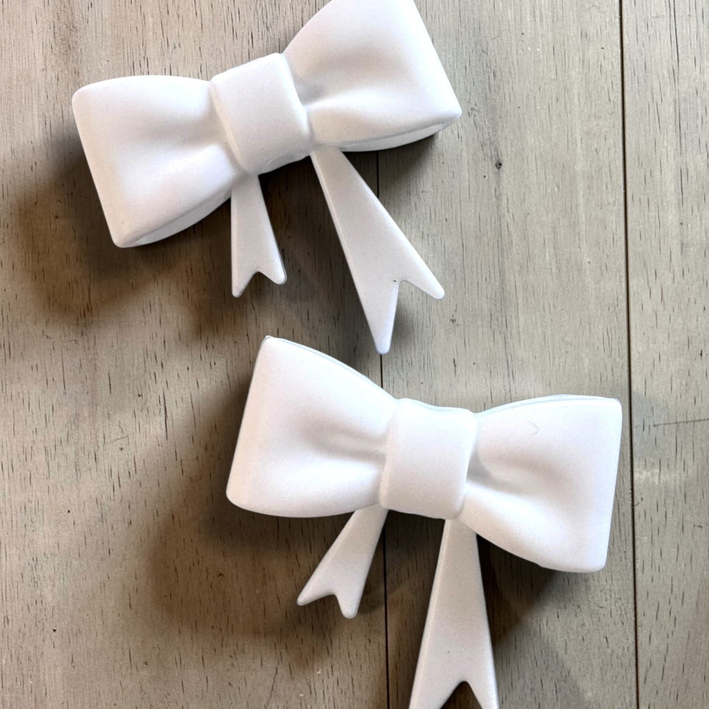 X107- "White Bow"  Silicone Focal / Straw Topper (Large) (1 Count)