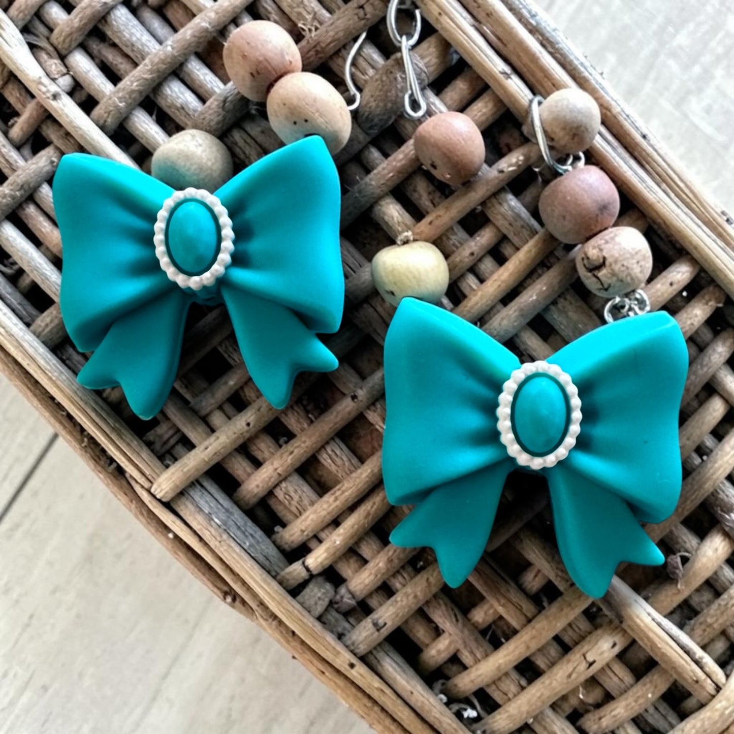 X105- "Tiffany Bow" 3D Silicone Focal Bead for DIY Crafts (1 Count)