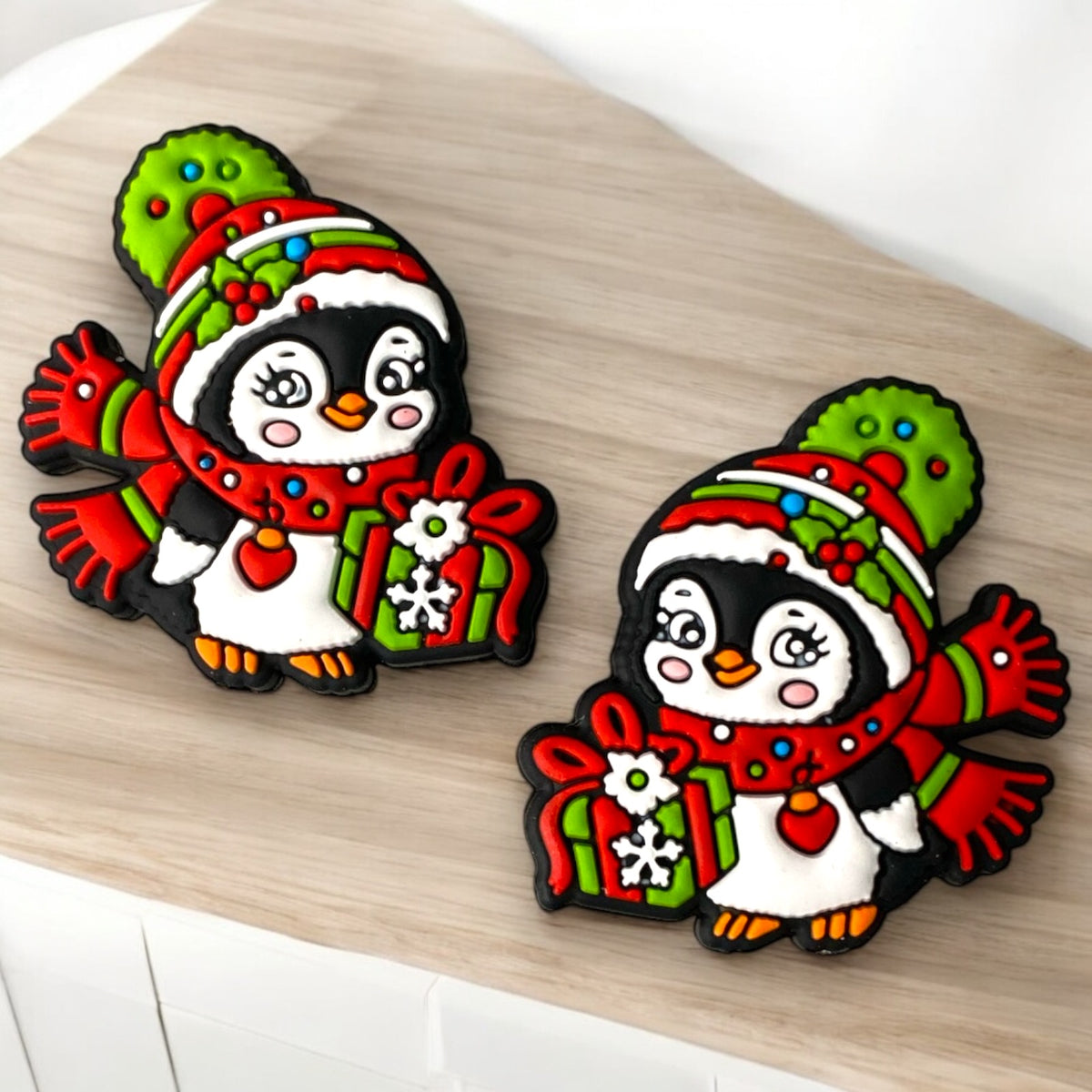 h994-  “Penguin” Silicone Focal Bead (1 Count)