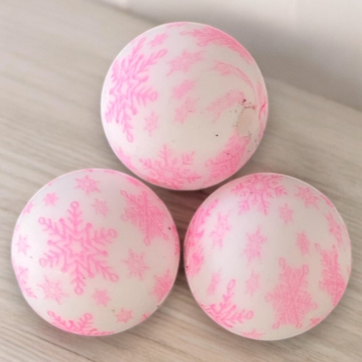 T81- 15mm Pink Snowflake Silicone Focal Bead