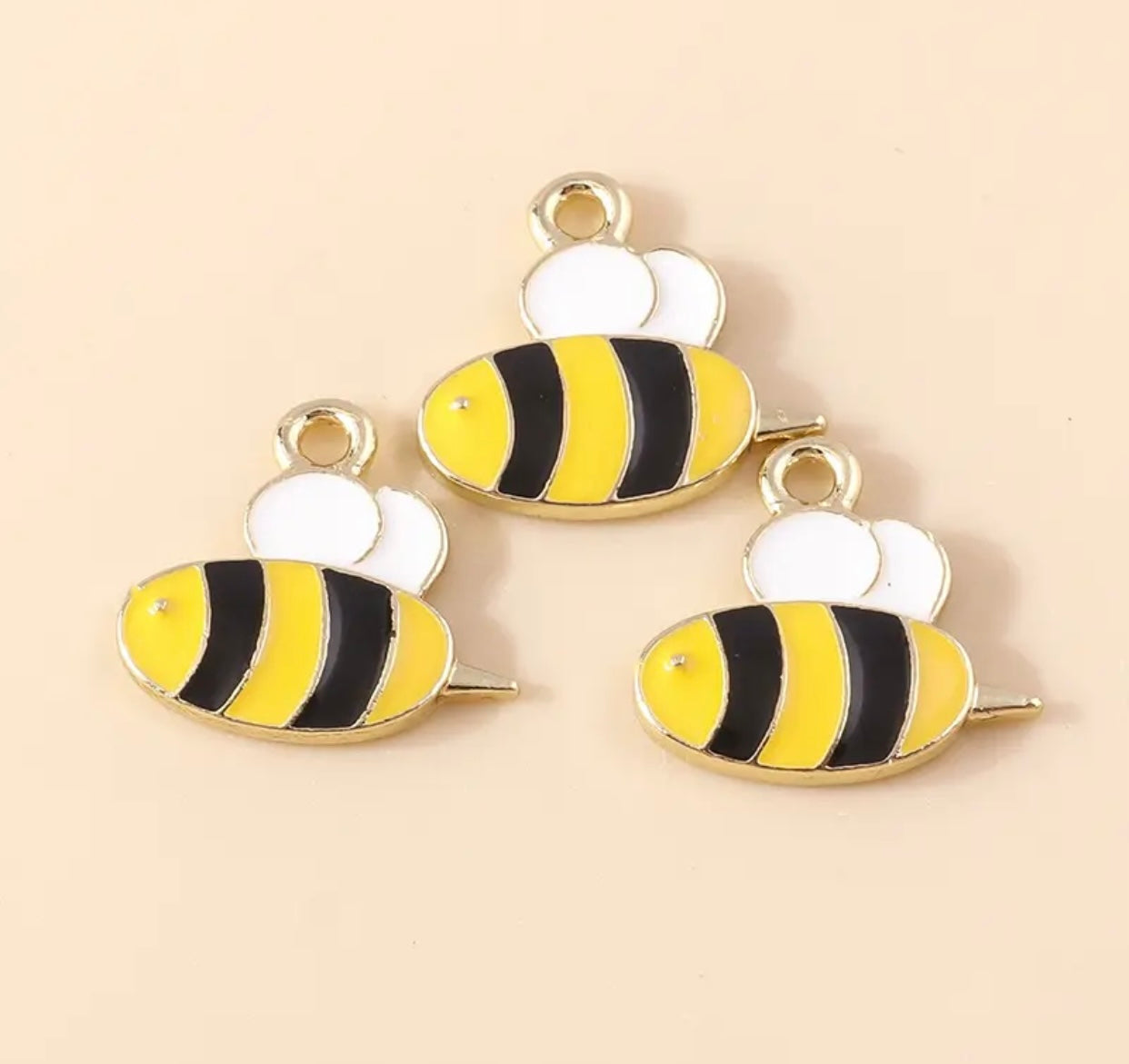 Q-A153- Bee Charm (1 Count)