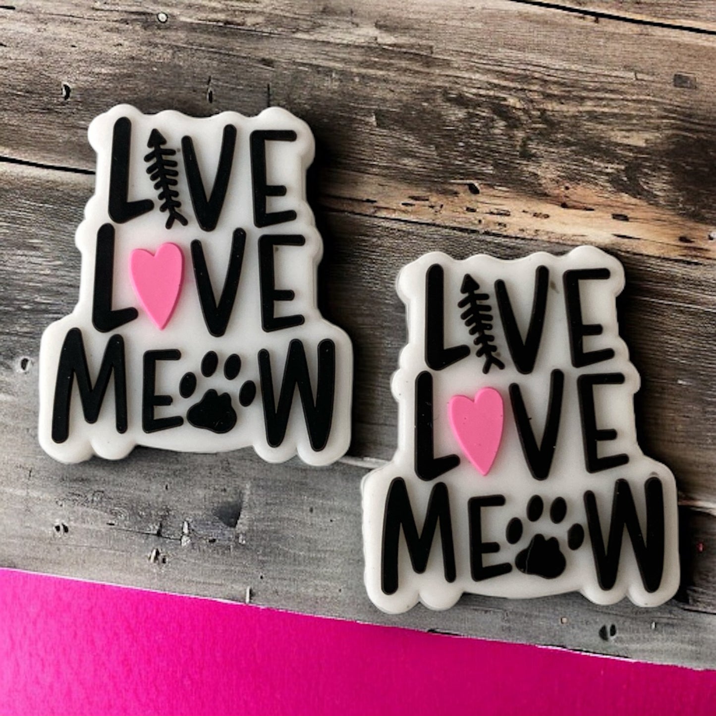 X288 - "Live Love Meow" Silicone (1 Count)  Focal Bead