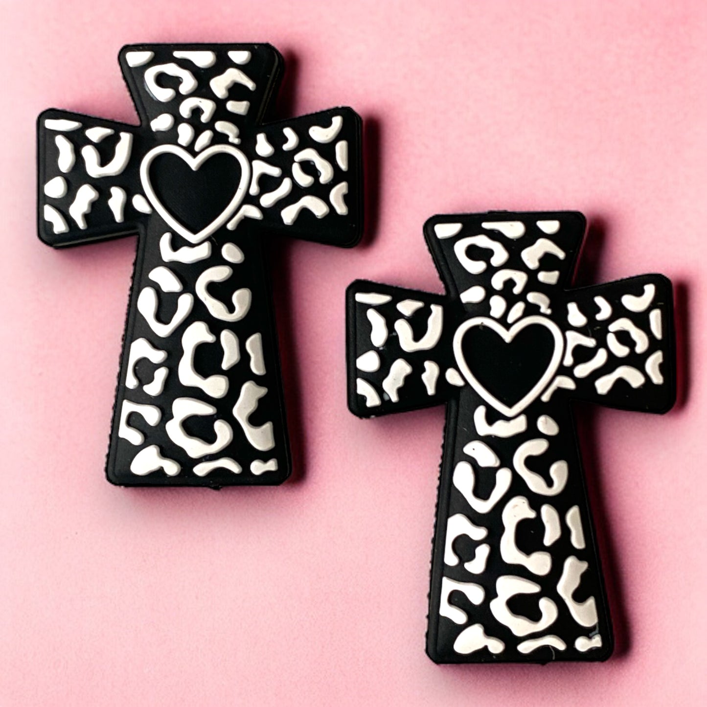 e585 -  “Black & White Heart Cross” Silicone Focal Bead (1 Count)