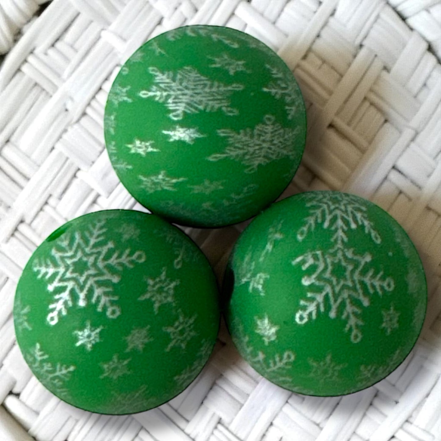 T59- 15mm “Green Snowflakes” Silicone Beads