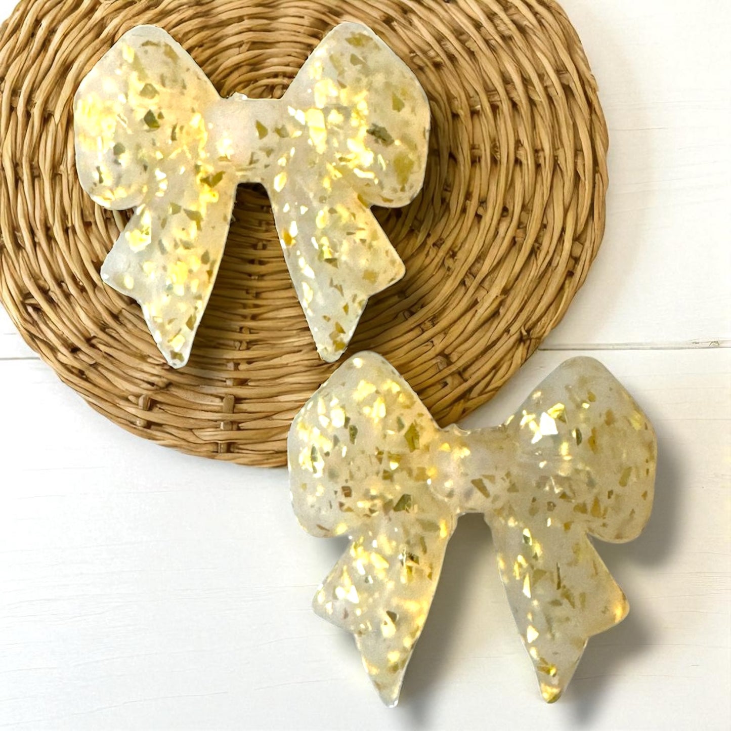 X52- "Gold Glitter Bow" Silicone Focal Bead