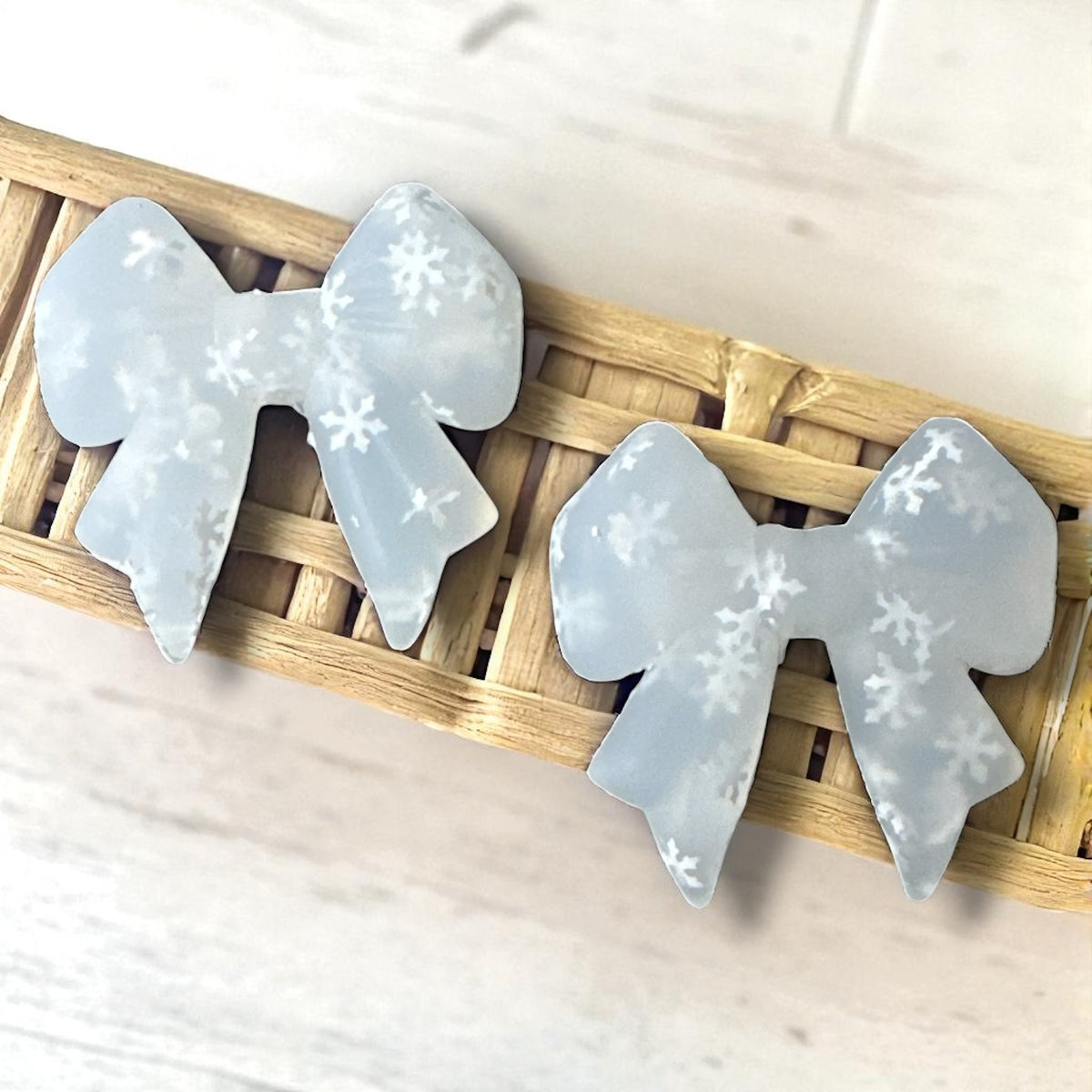 X56- "White Snowflake Bow" Silicone Focal Bead