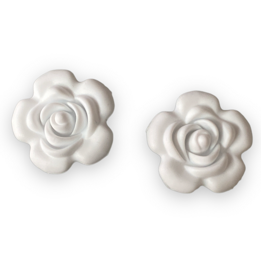 X84 - 40mm White Flower (40mm x 40mm x 15mm) Silicone (1 Count) Focal Bead